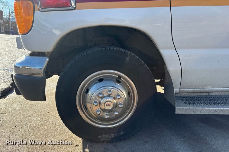 image for item FG2514 2004 Ford E450 Super Duty ambulance