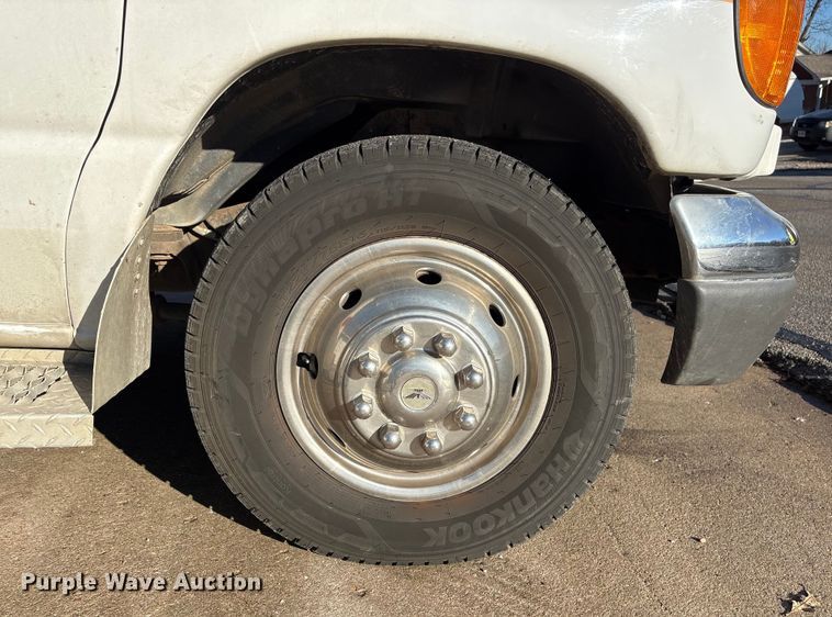 image for item FG2514 2004 Ford E450 Super Duty ambulance