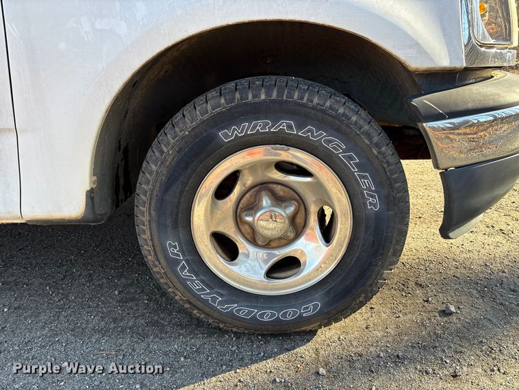 image for item FI1617 2000 Ford F150 XLT pickup truck