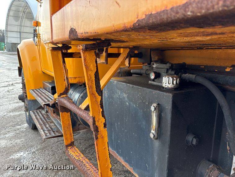 image for item FK1084 2000 International 4900 dump truck