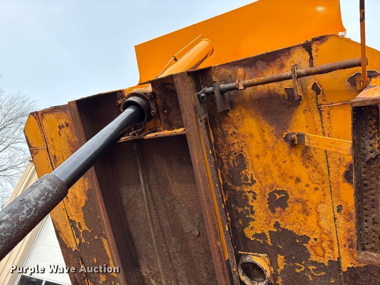 image for item FK1084 2000 International 4900 dump truck