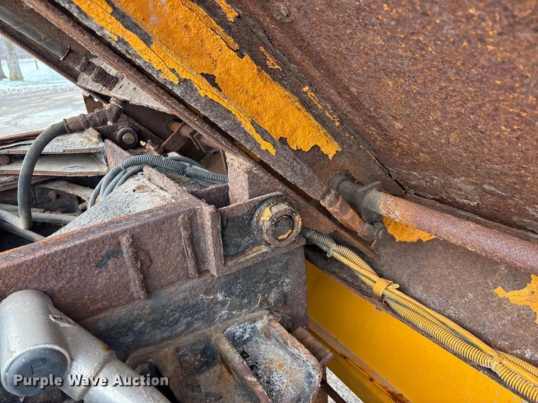 image for item FK1084 2000 International 4900 dump truck