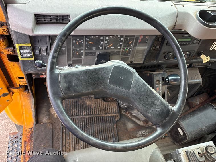 image for item FK1084 2000 International 4900 dump truck