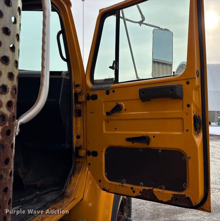 image for item FK1084 2000 International 4900 dump truck