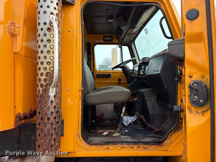 image for item FK1084 2000 International 4900 dump truck