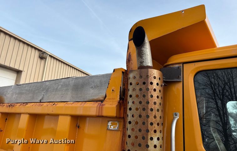 image for item FK1086 1991 International 4900 dump truck