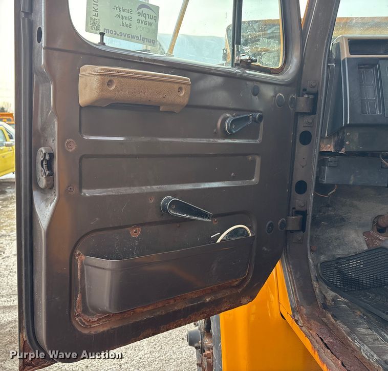 image for item FK1086 1991 International 4900 dump truck