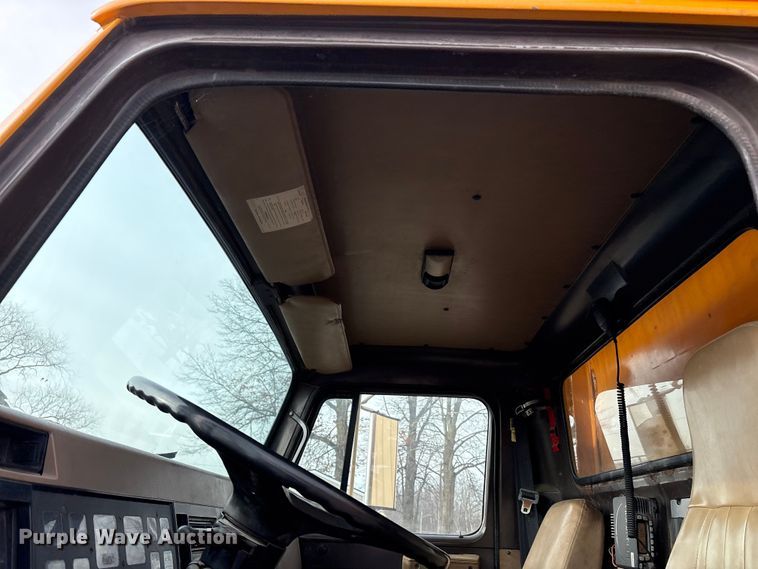 image for item FK1086 1991 International 4900 dump truck