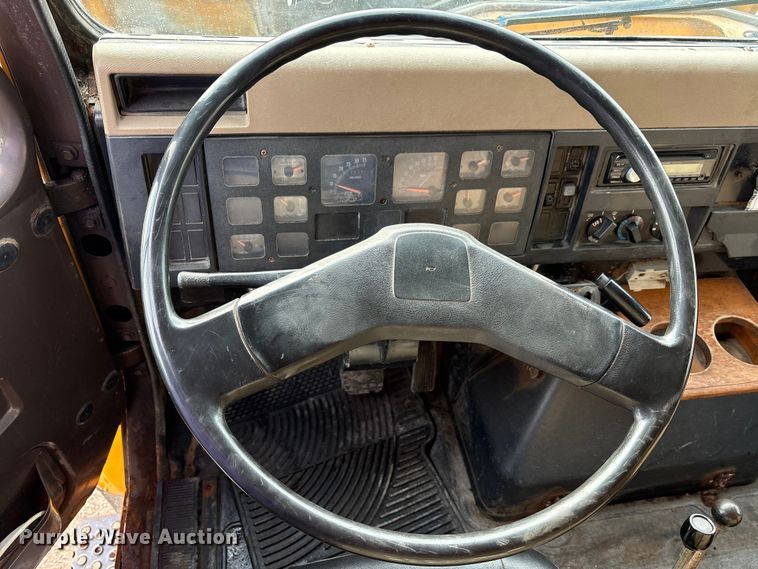 image for item FK1086 1991 International 4900 dump truck