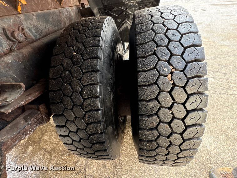 image for item FK1086 1991 International 4900 dump truck