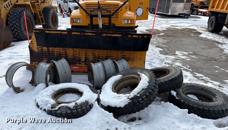 image for item FK1086 1991 International 4900 dump truck