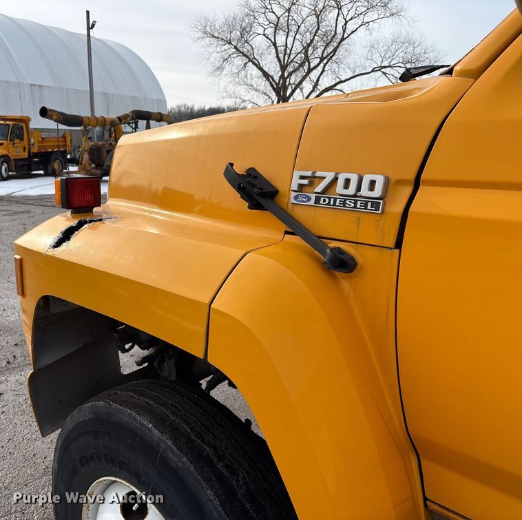 image for item FK1087 1994 Ford F700 bucket truck