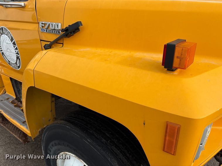 image for item FK1087 1994 Ford F700 bucket truck