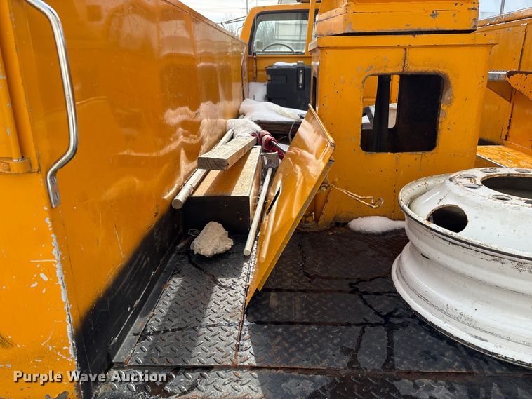 image for item FK1087 1994 Ford F700 bucket truck