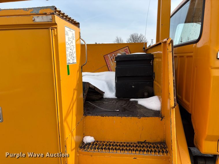 image for item FK1087 1994 Ford F700 bucket truck
