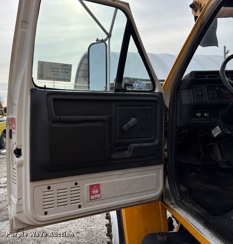 image for item FK1087 1994 Ford F700 bucket truck