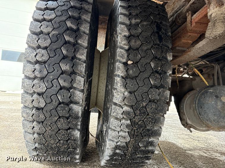 image for item FK1087 1994 Ford F700 bucket truck