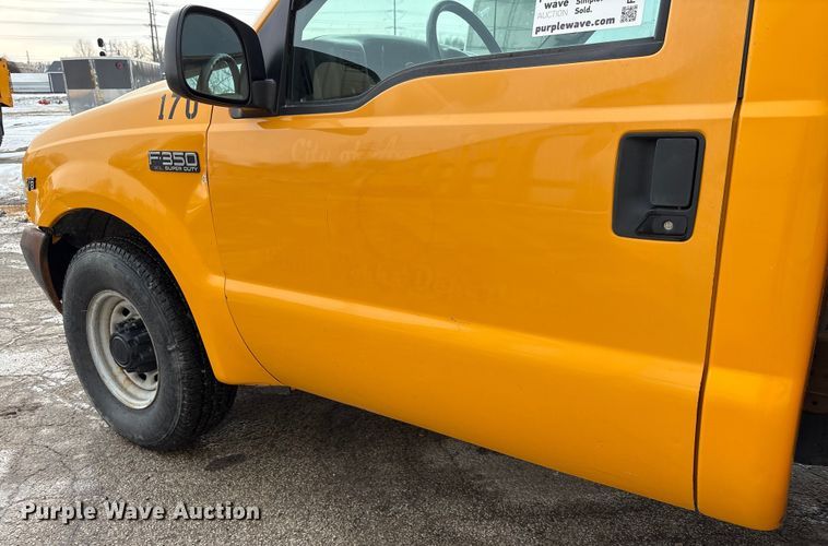 image for item FK1089 2002 Ford  F350 Super Duty XL utility bed pickup truck