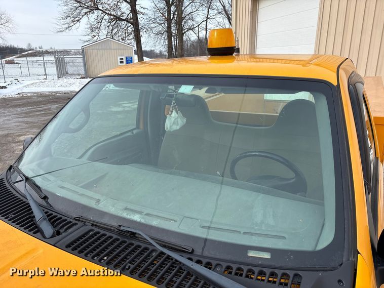 image for item FK1089 2002 Ford  F350 Super Duty XL utility bed pickup truck