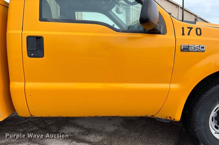 image for item FK1089 2002 Ford  F350 Super Duty XL utility bed pickup truck