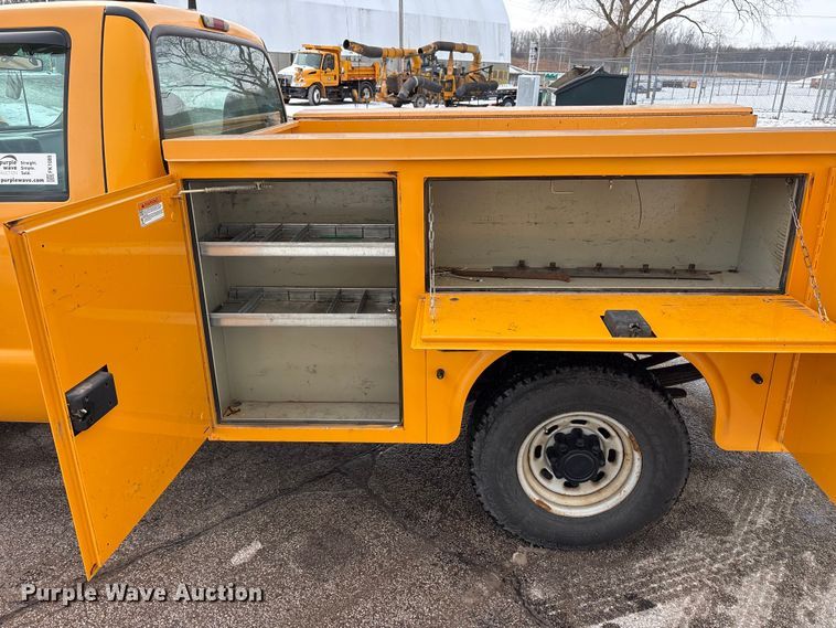 image for item FK1089 2002 Ford  F350 Super Duty XL utility bed pickup truck