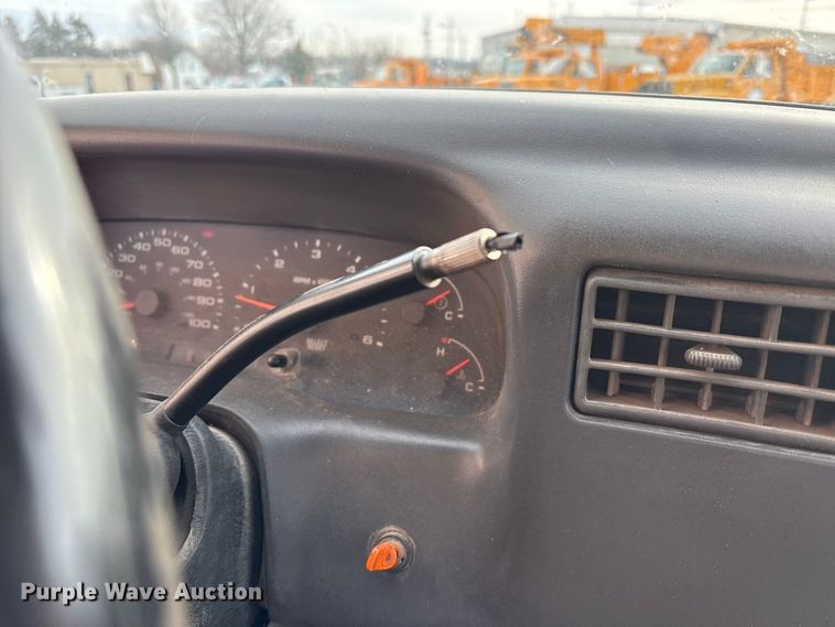 image for item FK1089 2002 Ford  F350 Super Duty XL utility bed pickup truck