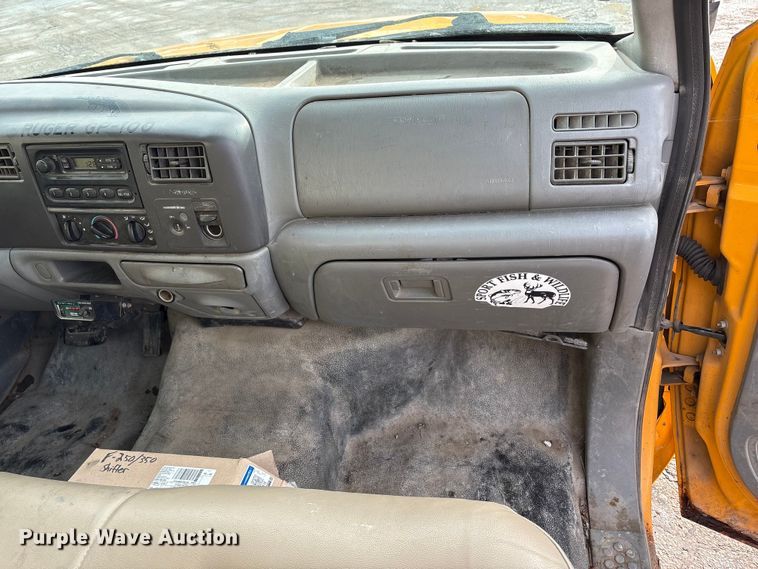 image for item FK1089 2002 Ford  F350 Super Duty XL utility bed pickup truck