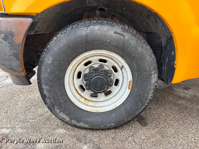 image for item FK1089 2002 Ford  F350 Super Duty XL utility bed pickup truck