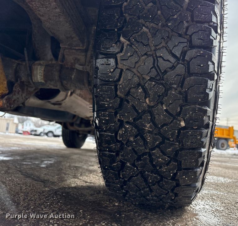 image for item FK1089 2002 Ford  F350 Super Duty XL utility bed pickup truck