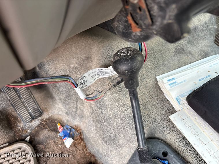 image for item FK1090 2000 Ford F350 Super Duty XL pickup truck