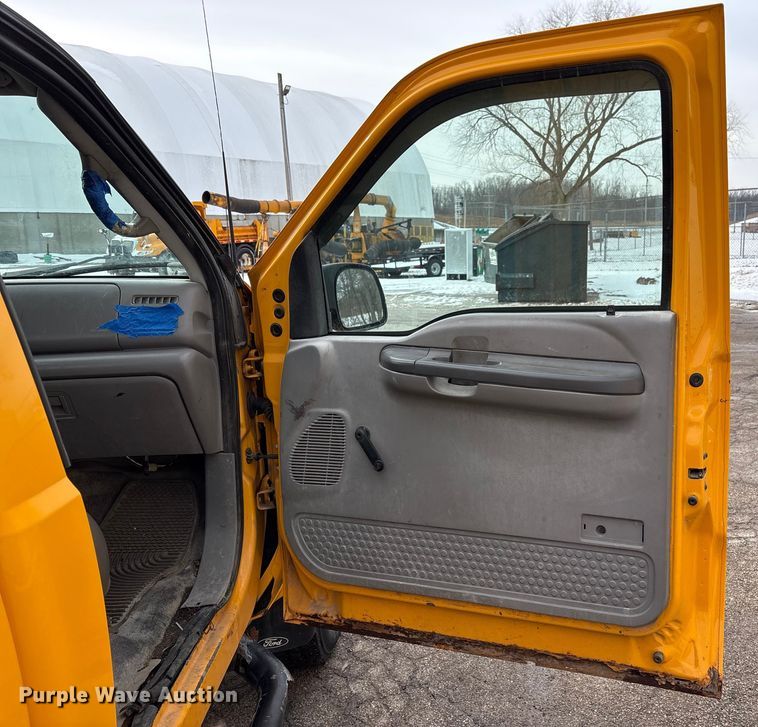 image for item FK1090 2000 Ford F350 Super Duty XL pickup truck