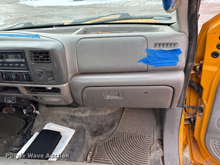 image for item FK1090 2000 Ford F350 Super Duty XL pickup truck