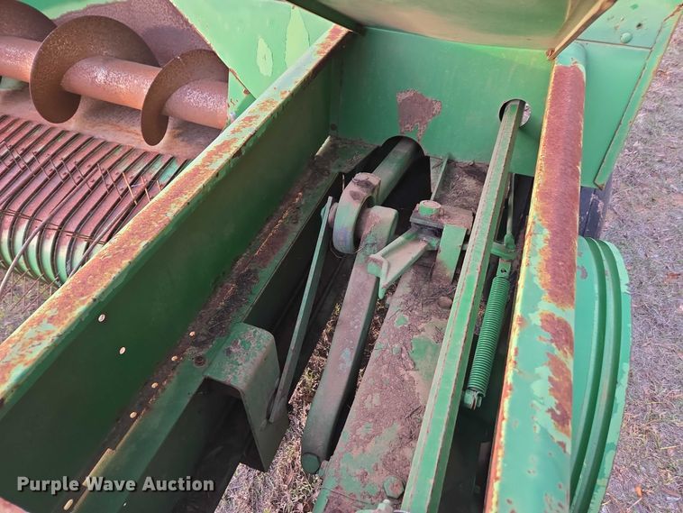 image for item DU2661 John Deere 348 small square baler