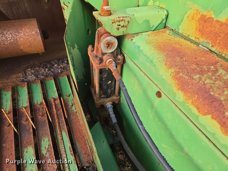 image for item DU2661 John Deere 348 small square baler