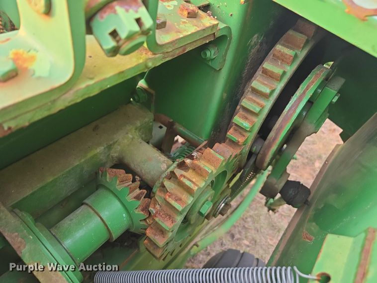 image for item DU2661 John Deere 348 small square baler