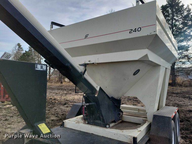 image for item EA2761 1999 Friesen 240 seed tender