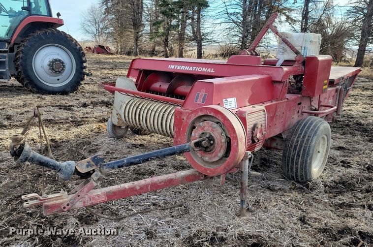 image for item EA2791 IH 445T small square baler