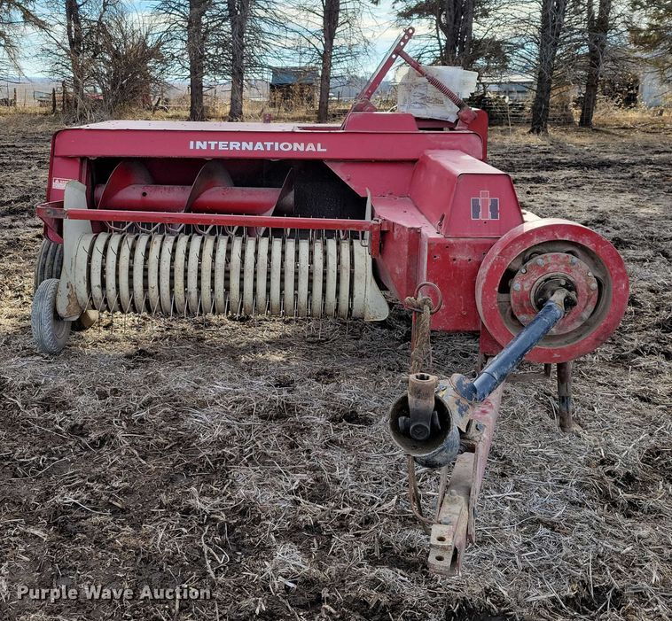 image for item EA2791 IH 445T small square baler