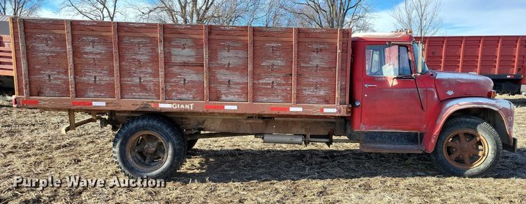 image for item EA2804 1970 International Loadstar 1600 grain truck
