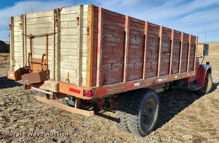image for item EA2804 1970 International Loadstar 1600 grain truck