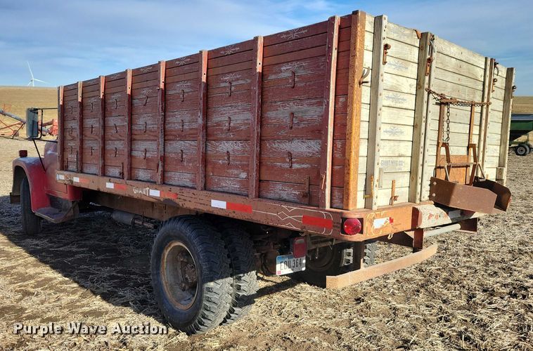 image for item EA2804 1970 International Loadstar 1600 grain truck