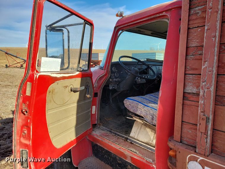 image for item EA2804 1970 International Loadstar 1600 grain truck