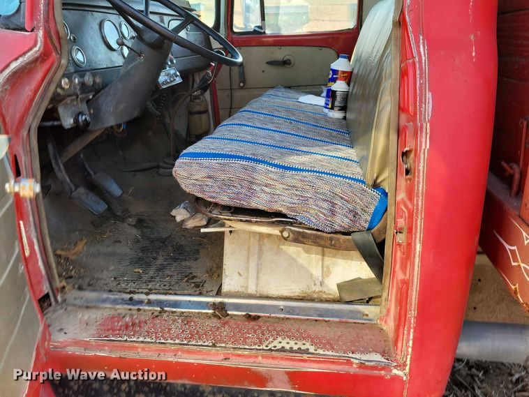 image for item EA2804 1970 International Loadstar 1600 grain truck