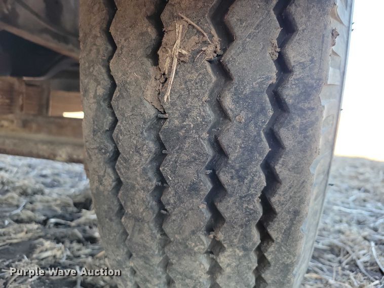 image for item EA2804 1970 International Loadstar 1600 grain truck