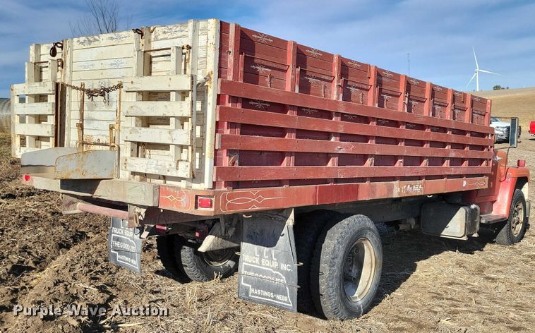 image for item EA2805 1977 IH Loadstar 1700 grain truck
