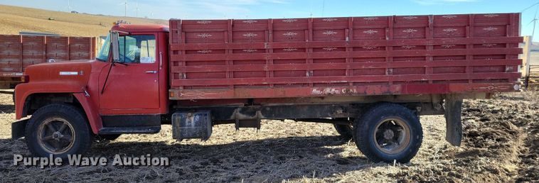 image for item EA2805 1977 IH Loadstar 1700 grain truck