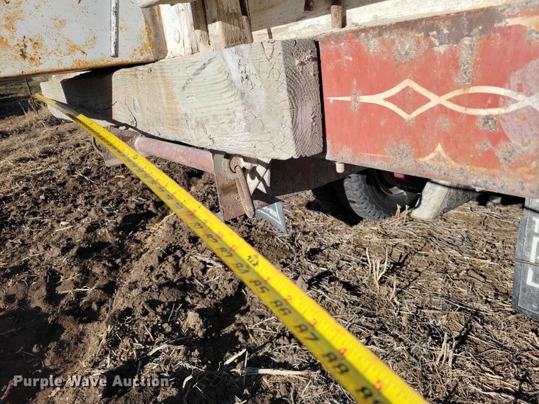 image for item EA2805 1977 IH Loadstar 1700 grain truck