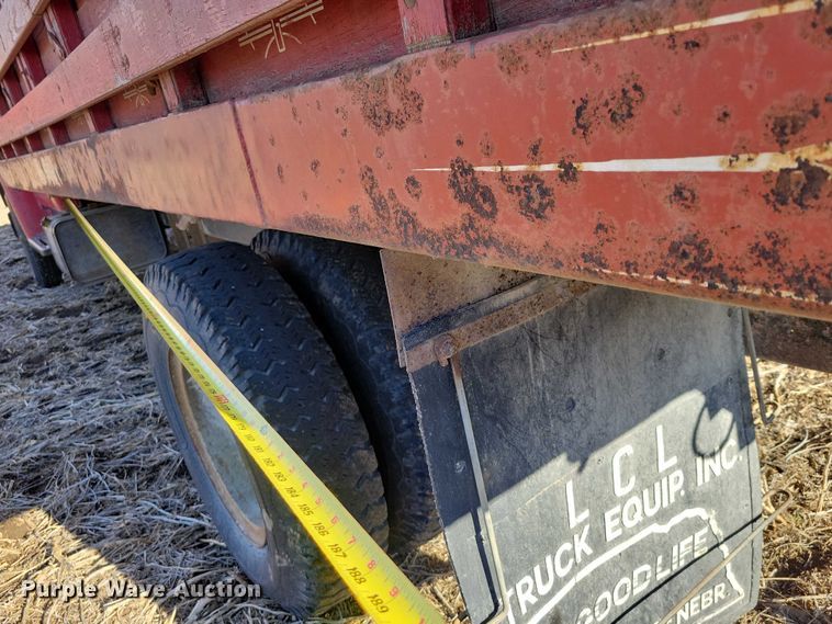 image for item EA2805 1977 IH Loadstar 1700 grain truck