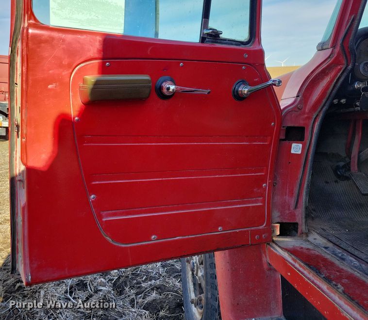 image for item EA2805 1977 IH Loadstar 1700 grain truck