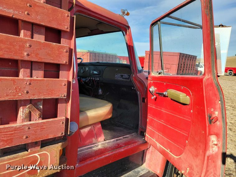 image for item EA2805 1977 IH Loadstar 1700 grain truck